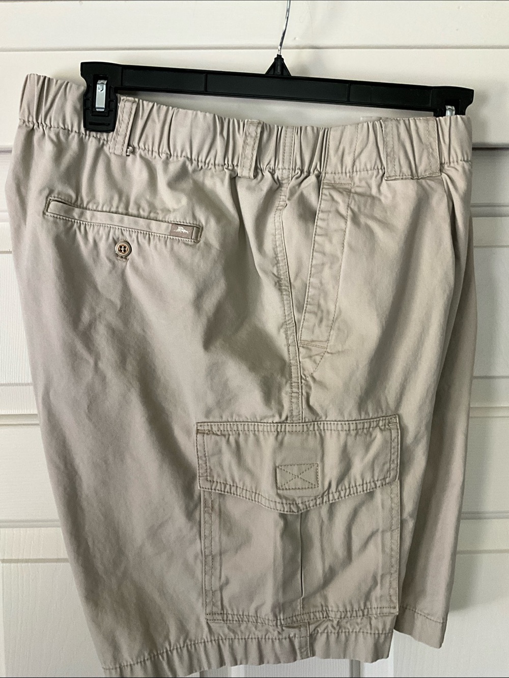 TOMMY BAHAMA MENS CARGO SHORTS 8 1/2β INSEAM SIZE XLT.